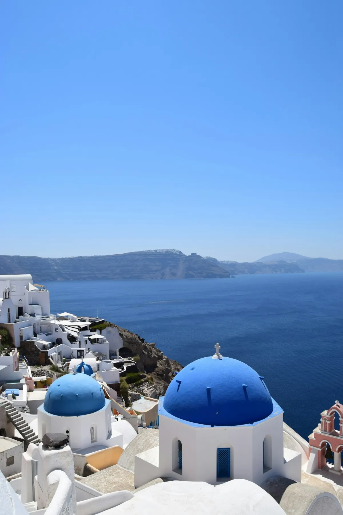 Γαλάζιοι τρούλοι πάνω από την καλντέρα και το ανοιχτό πέλαγος